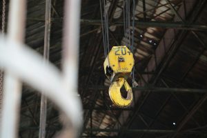 Industrijska kuka mosne dizalice u proizvodnoj hali