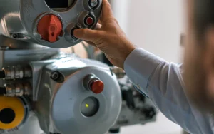 Operater upravlja industrijskom opremom pomoću kontrolnog panela