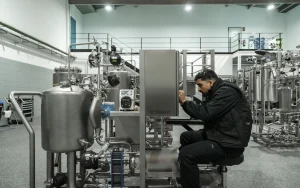 Inženjer radi na modernizaciji industrijskog kranskog sistema