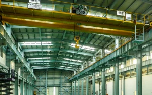 Mosna dizalica u velikoj industrijskoj proizvodnoj hali