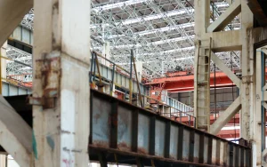 Mosni kran u velikom industrijskom logističkom centru