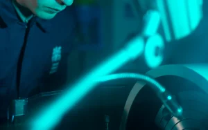 Inženjer planira i projektuje industrijski kranski sistem